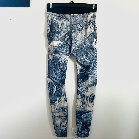Lululemon Esker Tight in Lava Print Blue Denim Multi Size 4 EUC - Picture 5 of 13
